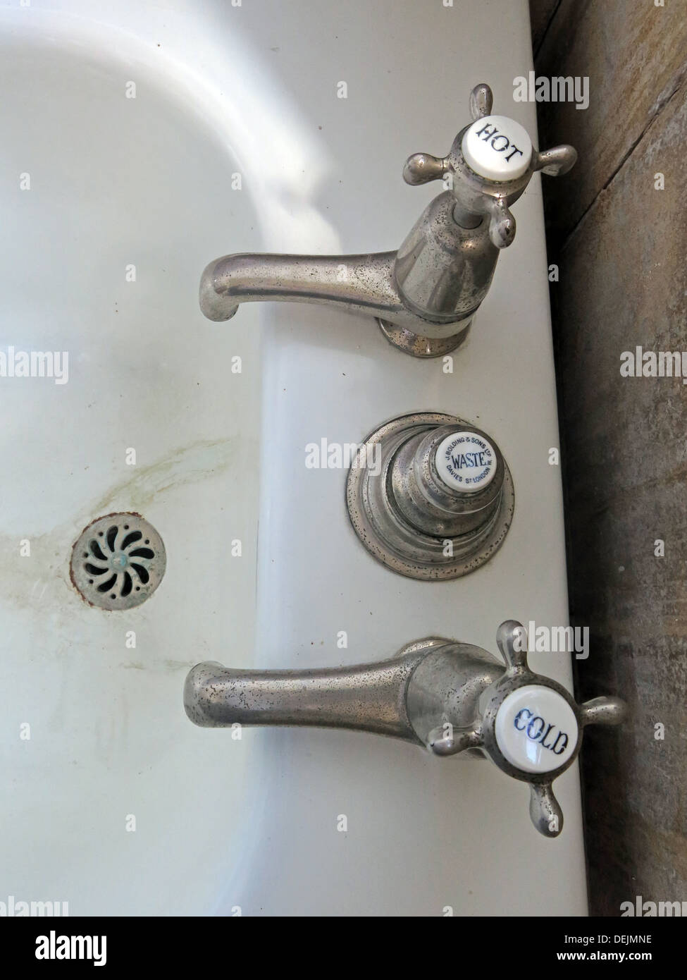 Überblick über die Waschbecken Armaturen, Bad-Detail in Barrington Court, Ilminster, Somerset, UK TA19 0NQ Stockfoto