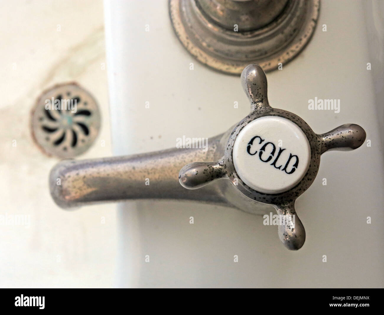 Kalten Wasserhahn im Badezimmer in Barrington Court, Ilminster, Somerset, UK TA19 0NQ Stockfoto