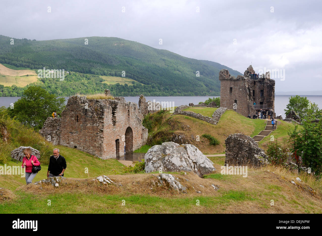 Urquhart Castle Visitor Center eine Ruine am Ufer des Loch Ness Stockfoto