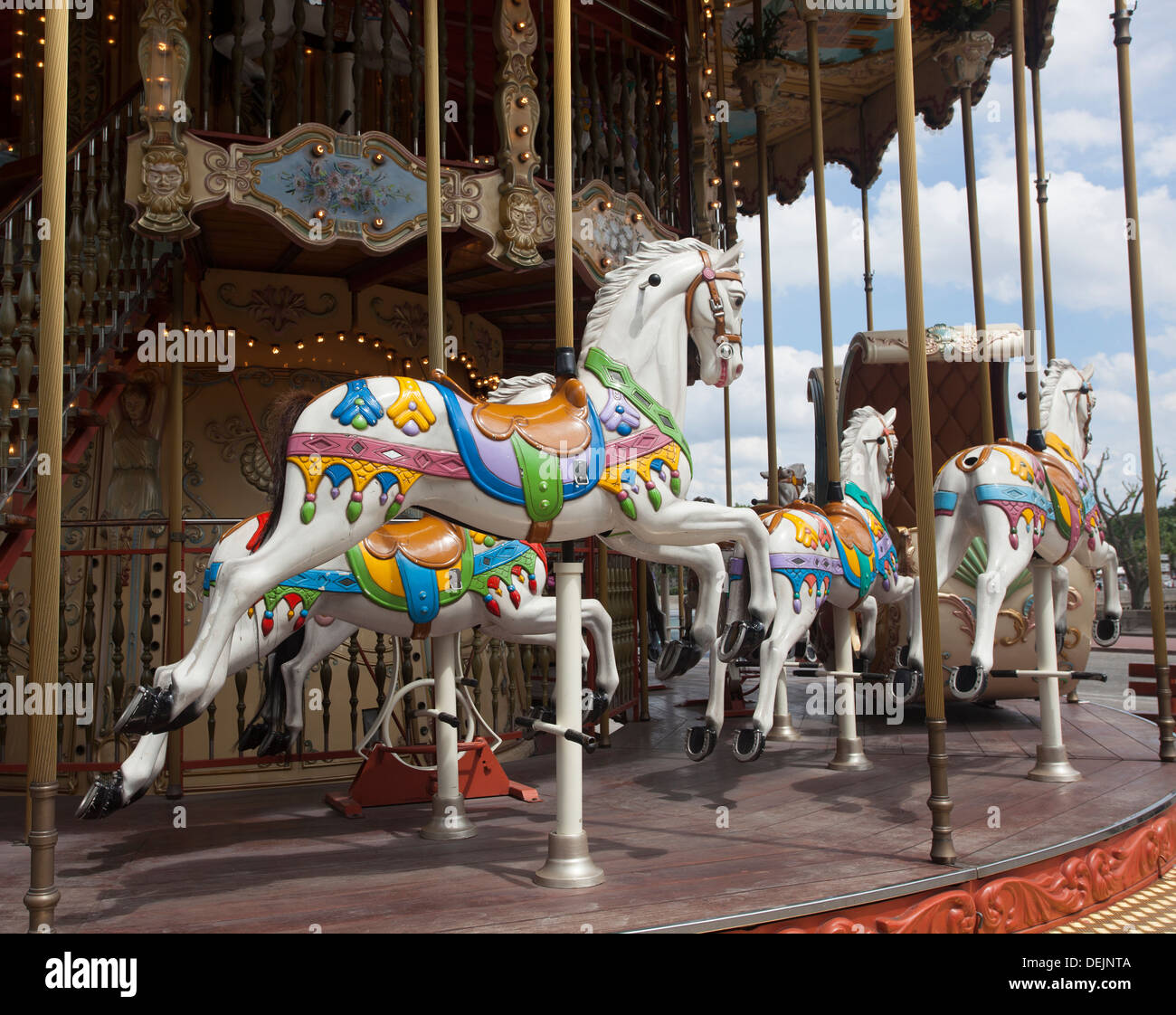 Nahaufnahme von Pferden auf einem alten altmodische französischen Stil Karussell in Paris Frankreich, auch genannt ein Karussell. Stockfoto