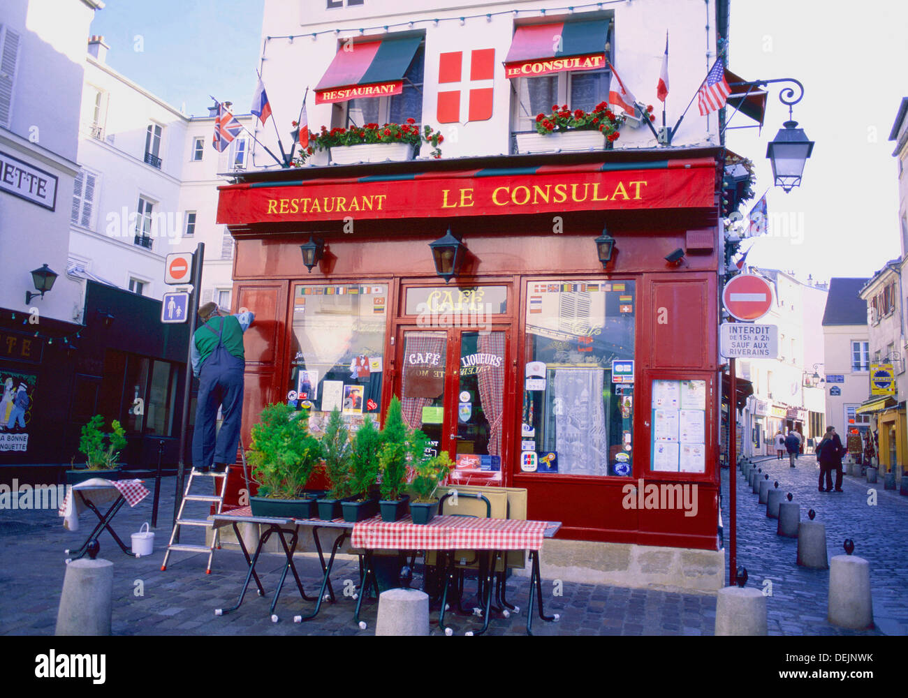 Ein Menschenbild, das Gemälde "Le Consulat" Restaurant auf Montmartre im 18. Arrondissement von Paris Frankreich Stockfoto