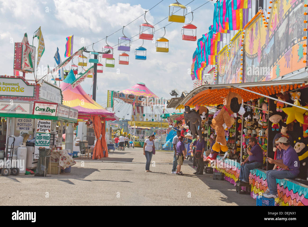 Karneval-Spiele, Marktschreier, Essen und bunten Fahrten an der North Carolina Mountain State Fair Stockfoto
