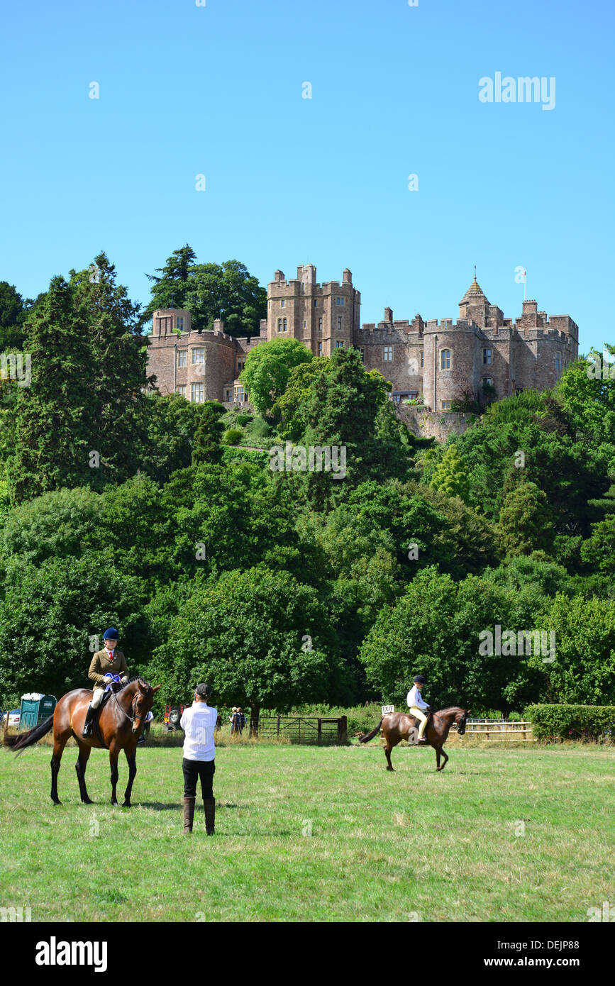 Dunster Castle mit Blick auf die Dunster Agricultural Show, Dunster Castle Rasenflächen, Dunster, Somerset, England, Vereinigtes Königreich Stockfoto