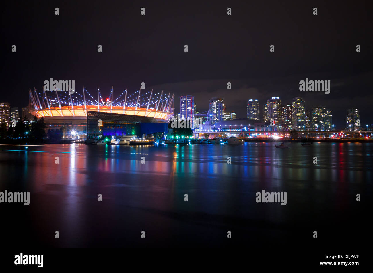 Eine Nacht, beleuchtete Ansicht des BC Place Stadium in Vancouver, British Columbia, Kanada. Stockfoto