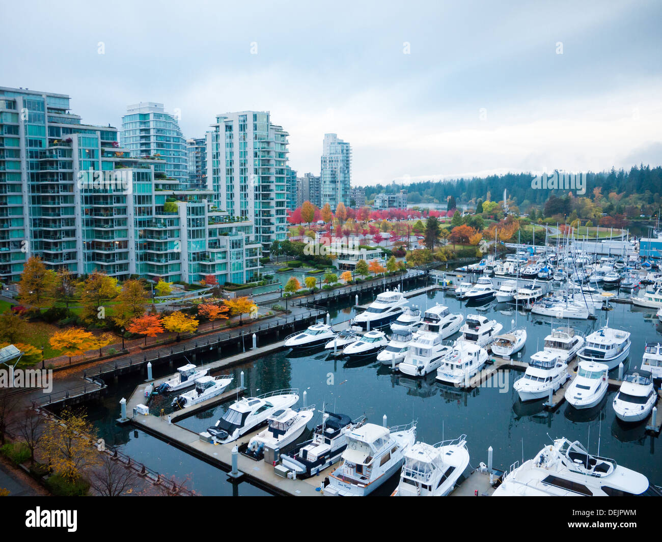 Ein Blick von Coal Harbour in Vancouver, British Columbia, Kanada, vom Westin Bayshore Hotel gesehen. Stockfoto