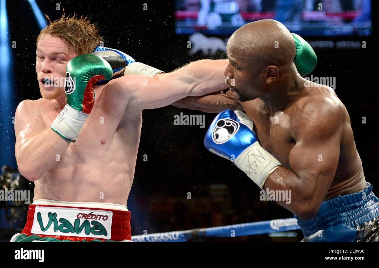 (L-R) Saul Alvarez (MEX), Floyd Mayweather Jr. (USA), 14. September 2013 - Boxen: Floyd Mayweather Jr. der Vereinigten Staaten Hits Saul Alvarez von Mexiko während der WBC und WBA-Super-Weltergewicht Titel Kampf im MGM Grand Garden Arena in Las Vegas, Nevada, Vereinigte Staaten von Amerika. (Foto von Naoki Fukuda/AFLO)<br>914MGM<br>WBA Floyd Mayweather 2-0 WBC "Saul"Canelo"Alvarez<br> Stockfoto
