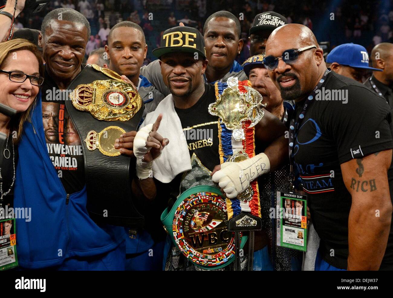 Floyd Mayweather Jr. (USA), 14. September 2013 - Boxen: Floyd Mayweather feiert Jr. der Vereinigten Staaten mit seinen Champion Gürtel nach dem Gewinn des WBC und WBA-Super-Weltergewicht Titel Kampfes im MGM Grand Garden Arena in Las Vegas, Nevada, Vereinigte Staaten von Amerika. (Foto von Naoki Fukuda/AFLO)<br>914MGM<br>WBA Floyd Mayweather 2-0 WBC "Saul"Canelo"Alvarez<br> Stockfoto