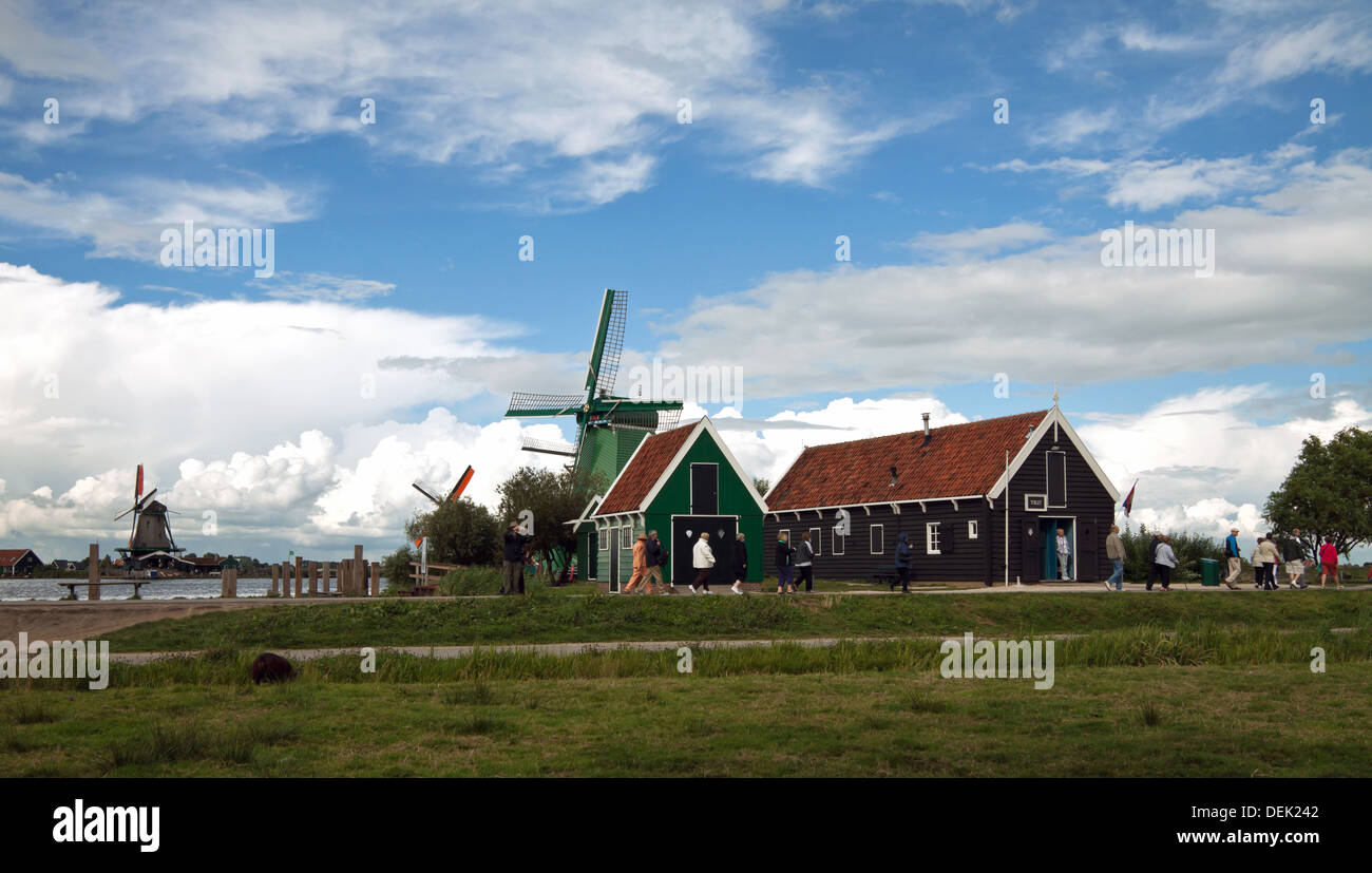 Sightseeing am Zaanse Schans, eine Sammlung von historischen Windmühlen und Häuser in Zaandam, Nordholland, Niederlande. Stockfoto