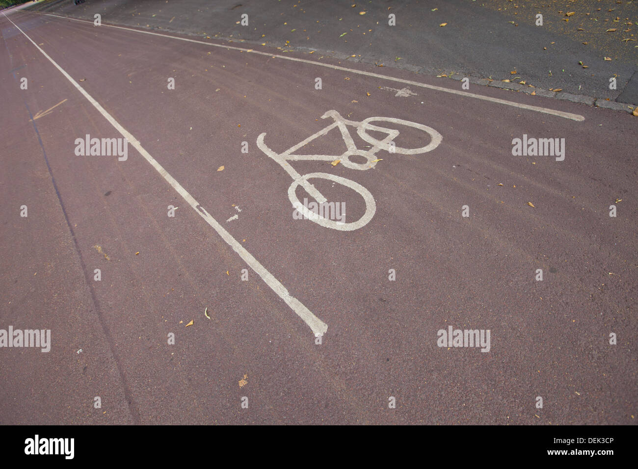 Parkplatz auf Straße Zeichen für Fahrräder Stockfoto