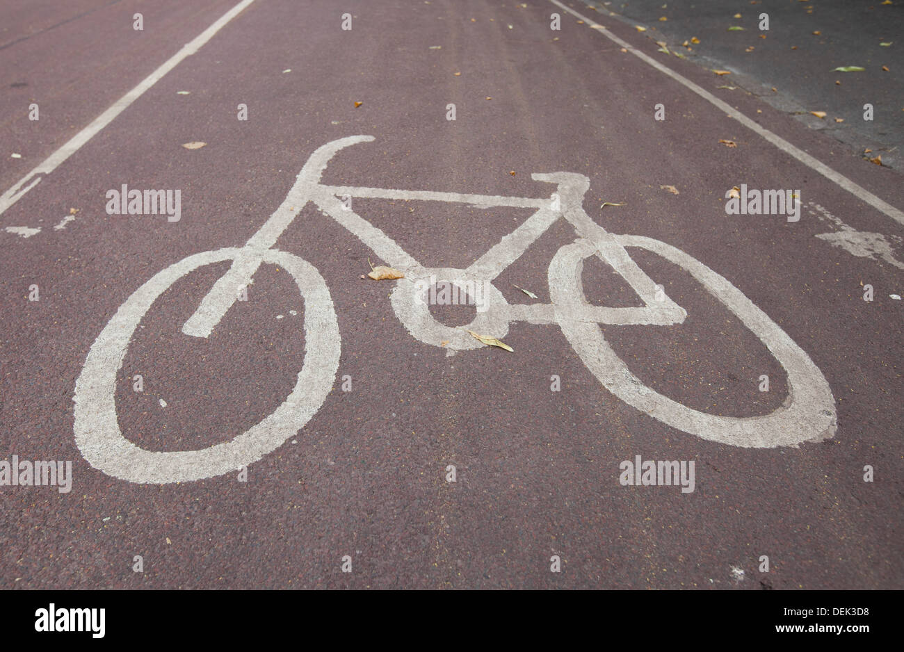 Parkplatz auf Straße Zeichen für Fahrräder Stockfoto