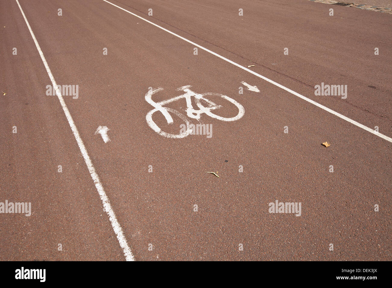 Parkplatz auf Straße Zeichen für Fahrräder Stockfoto