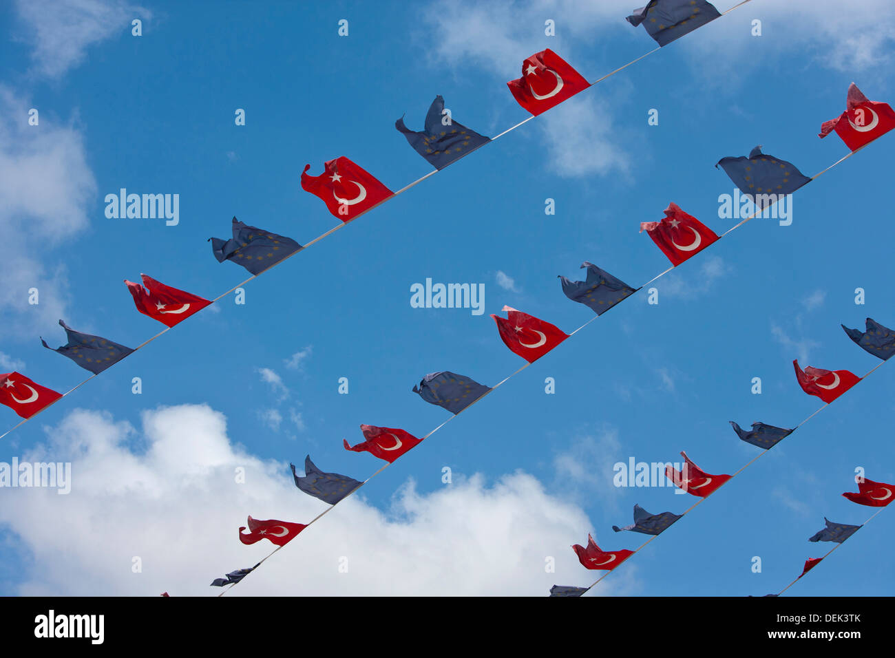 Nahaufnahme türkische EU Bunting gegen klaren Himmel Stockfoto