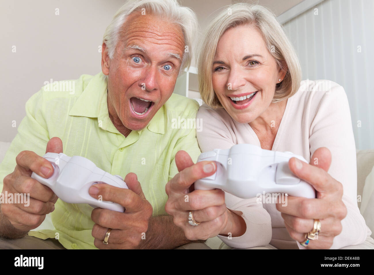 Älteres Paar, Mann und Frau, Konsolenspiele Lachen & Videowiedergabe Spaß zusammen. Stockfoto