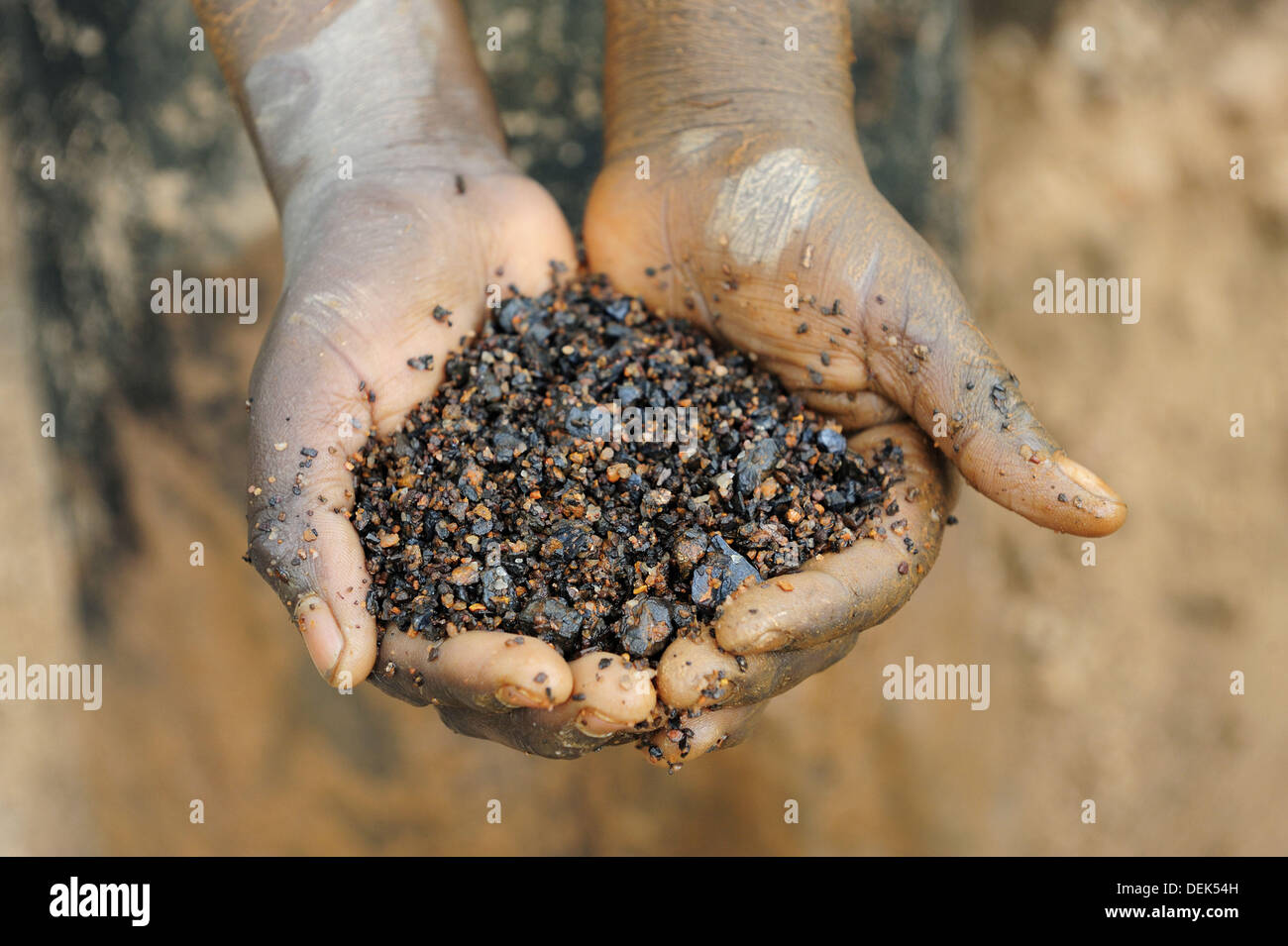 Bergmann mit Hände voll von Coltan metallisches Erz, Muhanga Coltan-Minen, Ruanda, Afrika Stockfoto