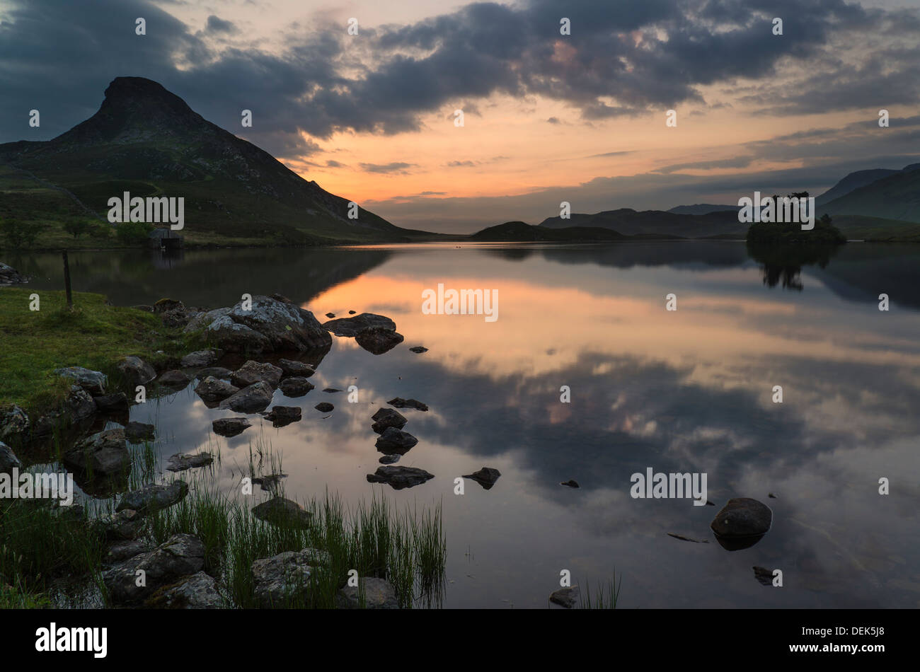 Wunderschönen Sonnenaufgang spiegelt sich in der ruhigen Cregennen Seen in Snowdonia-Nationalpark Stockfoto