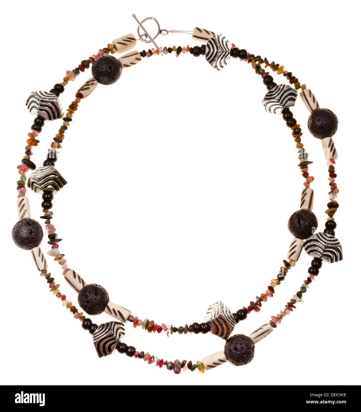 Halskette aus Perlen aus schwarzem Stein Lava, geschnitzten Knochen, natürliche Mineralien, geschnitzten Metall isoliert auf weißem Hintergrund Stockfoto