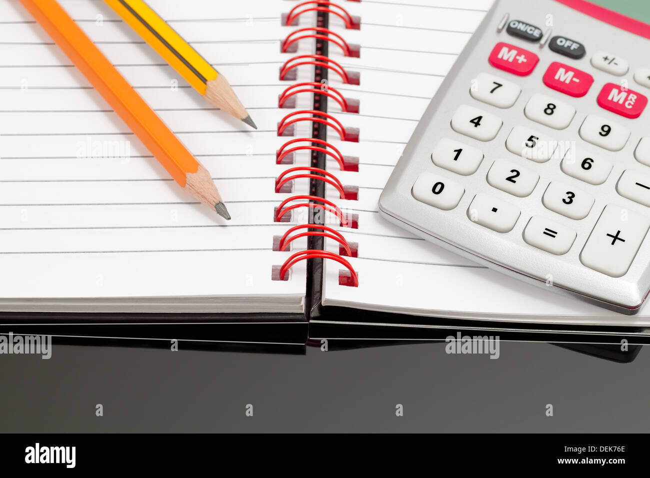 Ein Notebook, zwei Bleistifte und Taschenrechner Stockfoto