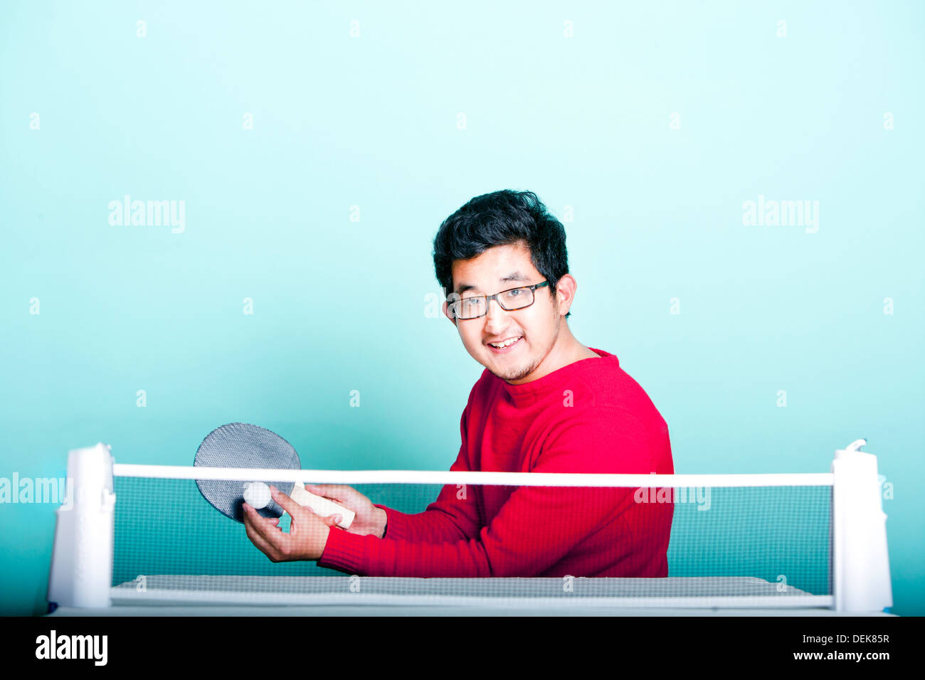 Asiatischer Mann Tischtennis spielen Stockfoto