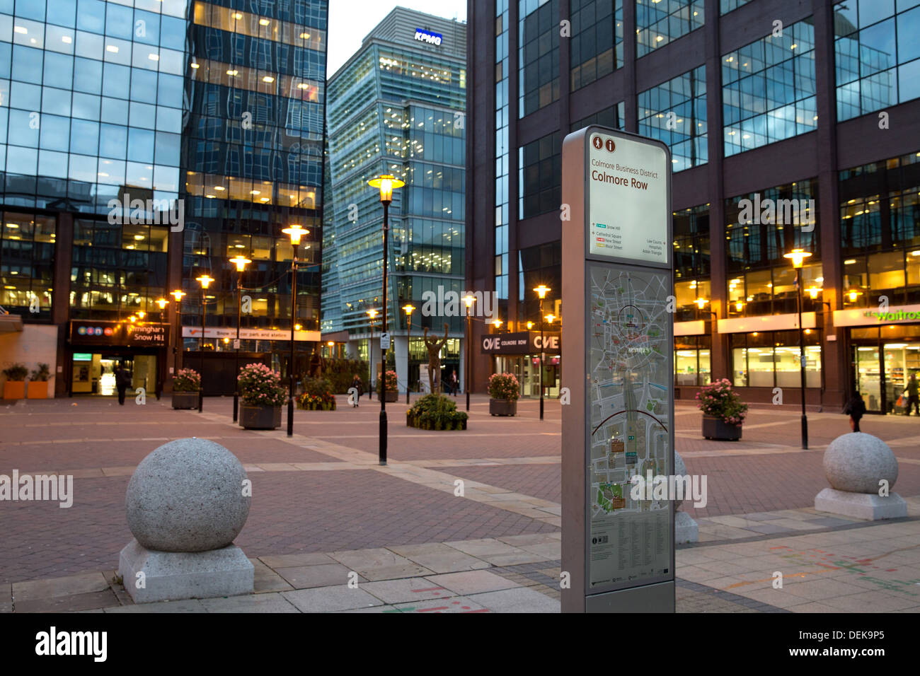 Der Hof vor dem Eingang zum Snowhill Bahnhof wo eine Reihe von großen Unternehmen ihren Sitz haben. Stockfoto