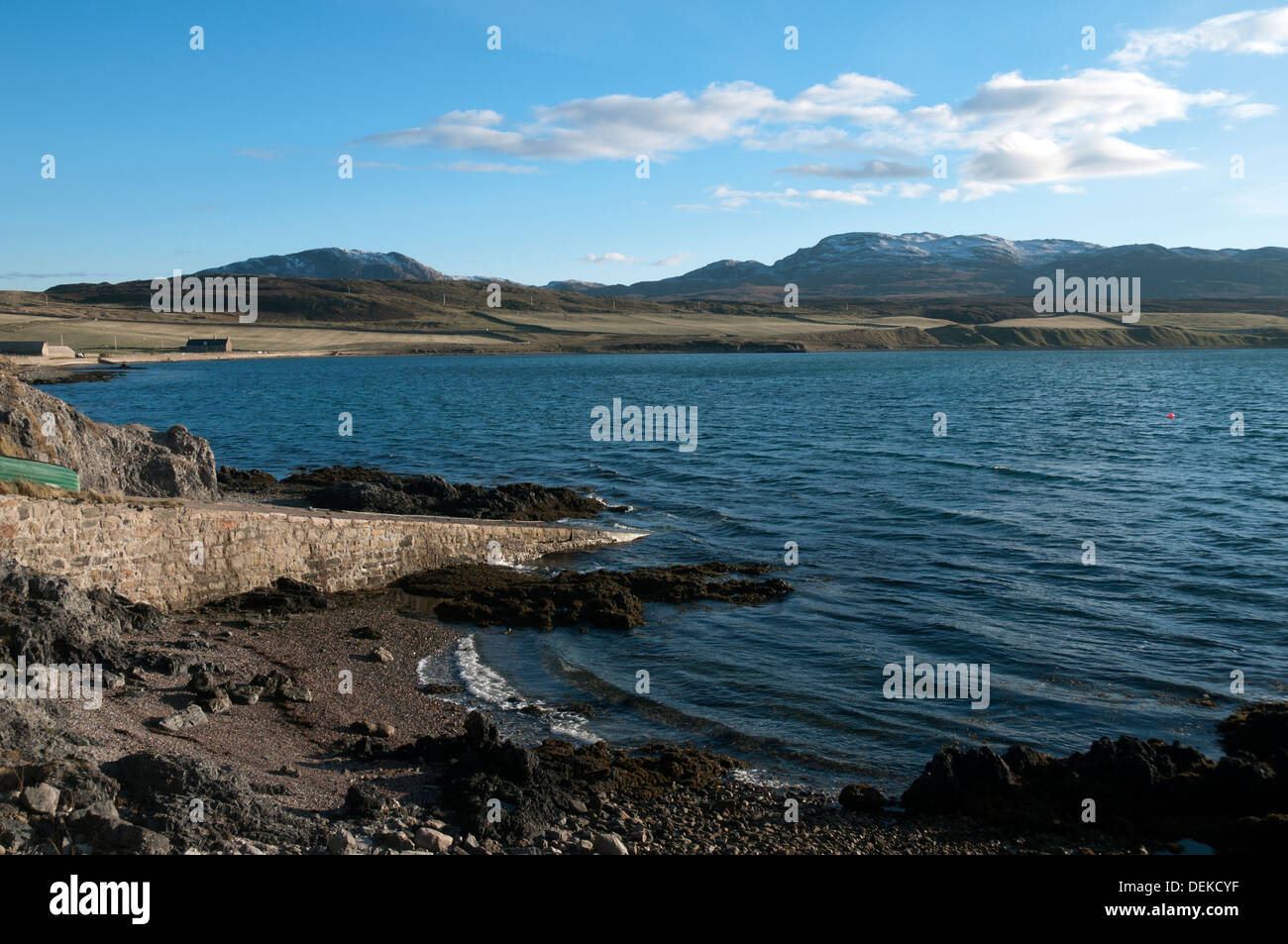 Beinn Ceannabeinne und Meall Meadhonach von der Anlegestelle in Keoldale, auf Kyle of Durness, Sutherland, Schottland, Großbritannien. Stockfoto