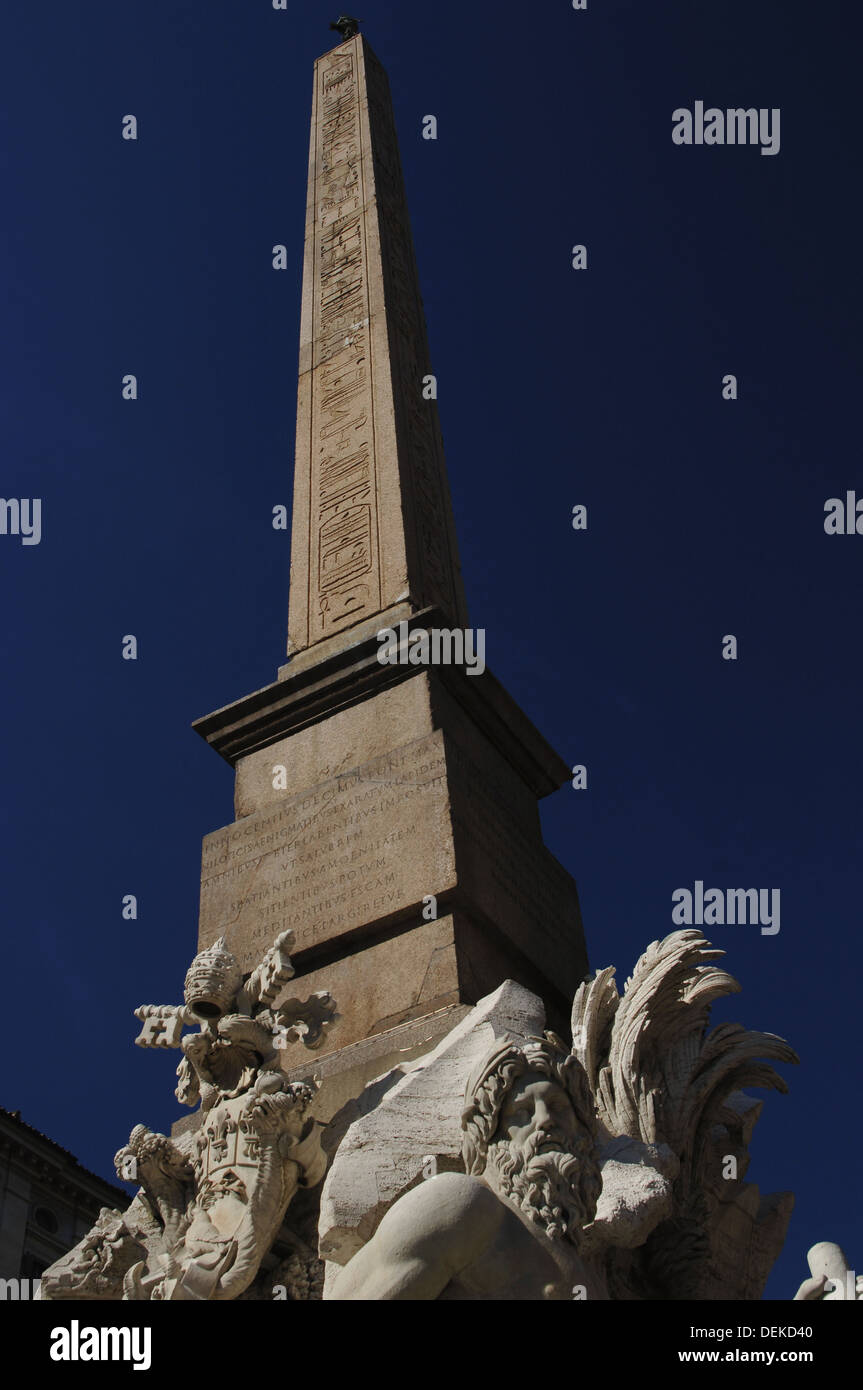 Italien. Rom. Brunnen der vier Flüsse, 1651, von Gian Lorenzo Bernini (1598-1680). Flussgott Ganges und Obelisk des Domitian. Stockfoto