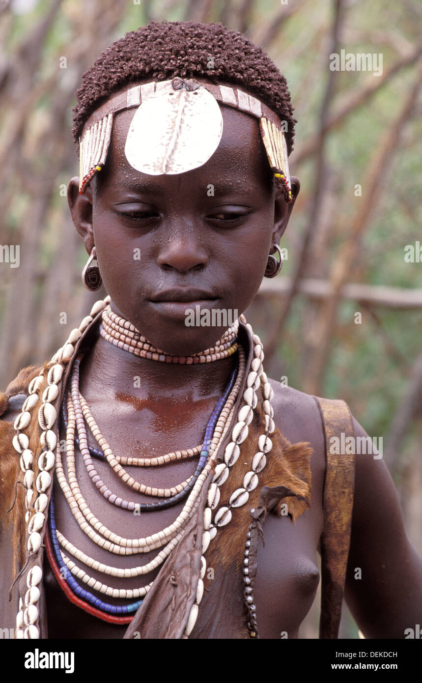 Eine Hamar Mädchen Hat Ihre Traditionellen Frisur Mit Ein Dekoratives 