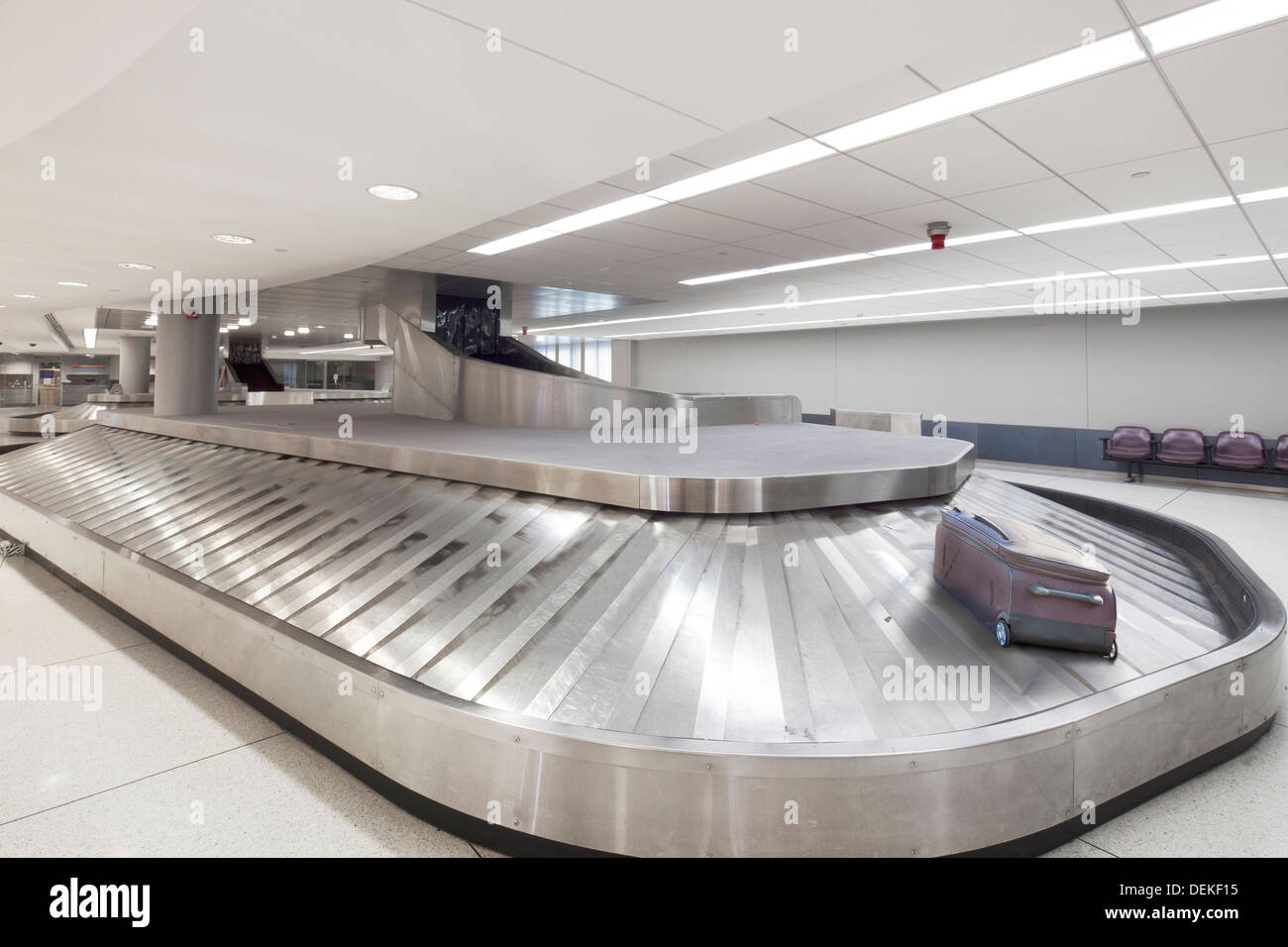Koffer Handgepäck behaupten Karussell in Flughafen Stockfoto