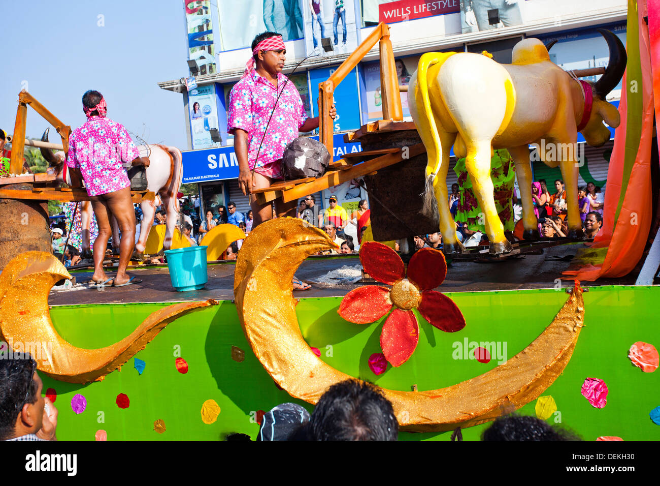 Menschen bei traditionellen Prozession in einem Karneval, Karneval in Goa, Goa, Indien Stockfoto