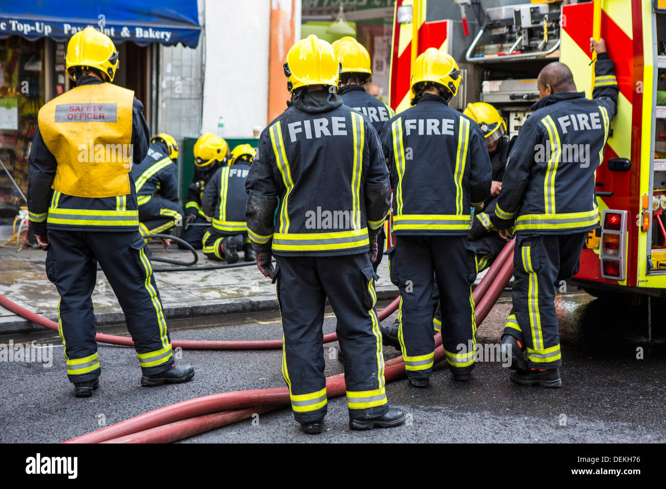 Rettungsdienst Feuerwehr die Londoner Feuerwehr reagieren zu einem Notfall in Stoke Newington, London. Stockfoto