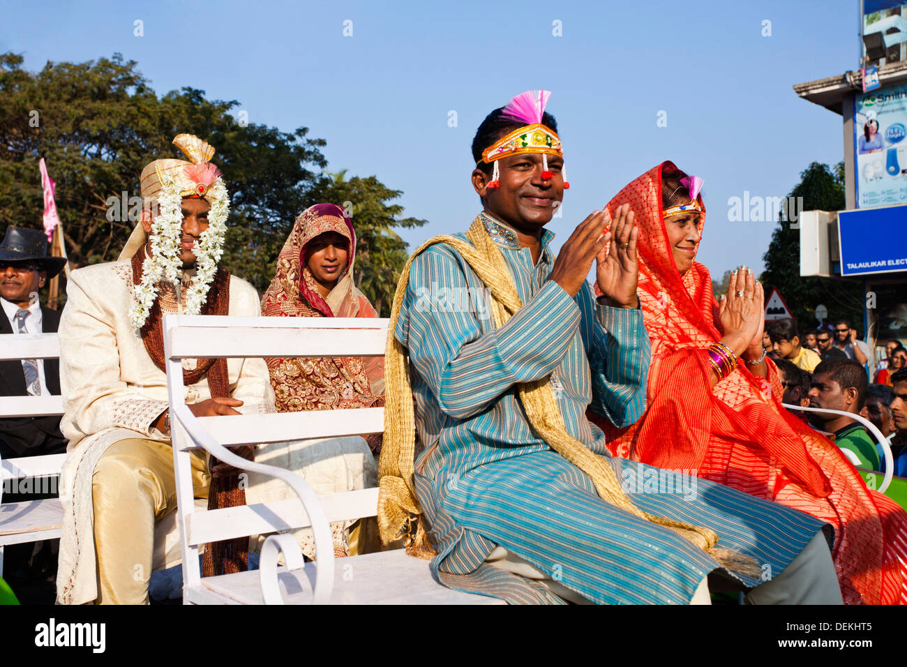 Blick von Braut und Bräutigam am traditionellen Prozession in einem Karneval Karneval in Goa, Goa, Indien Stockfoto