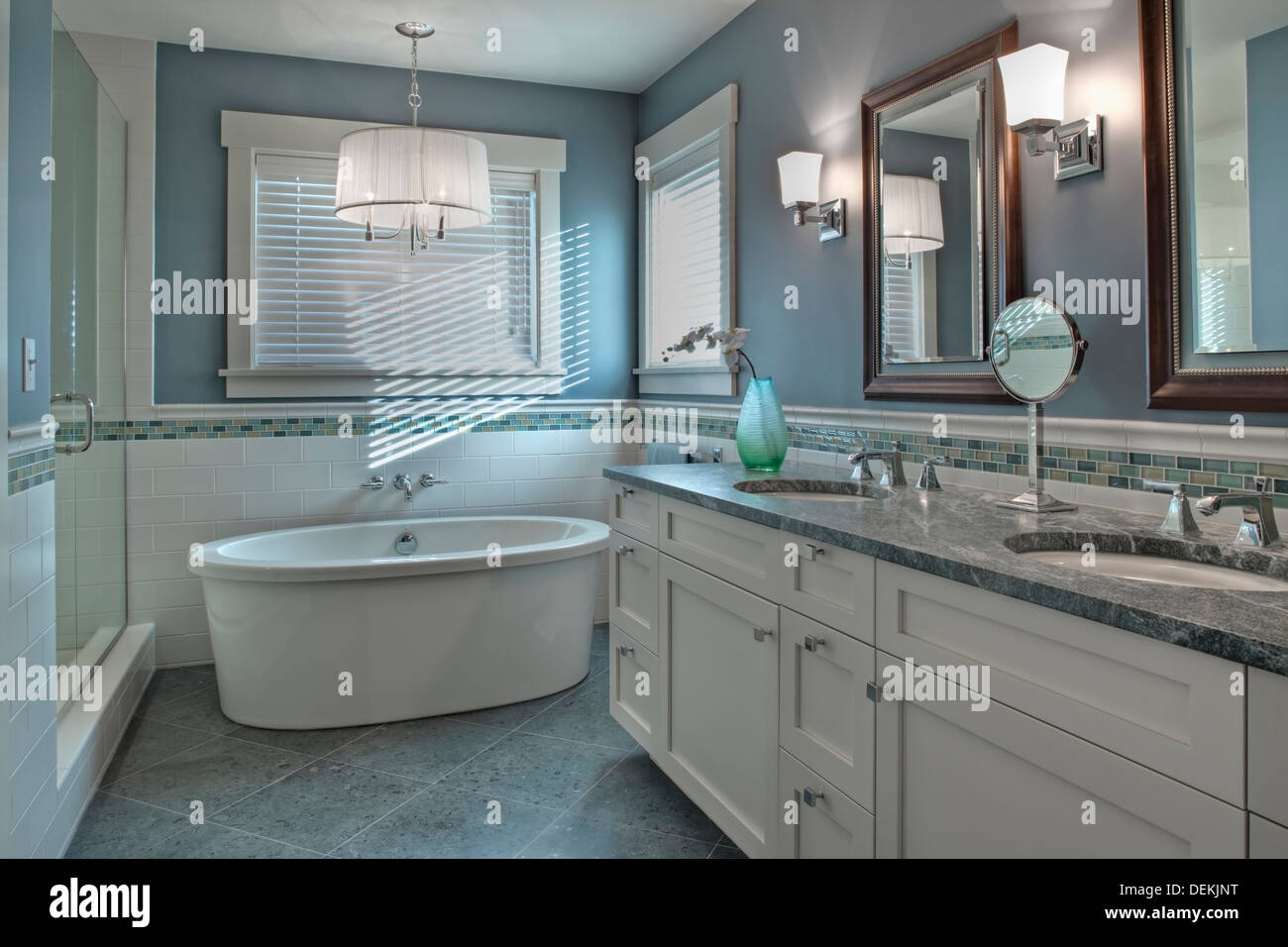 Badewanne, Toilette und Waschbecken im Badezimmer Stockfoto