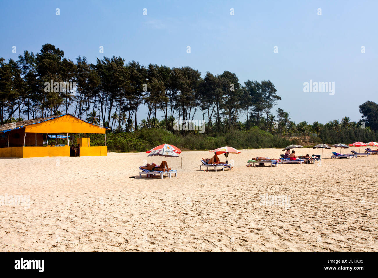 Touristen entspannen am Strand, Velssao Strand, Canacona, Süd-Goa, Goa, Indien Stockfoto