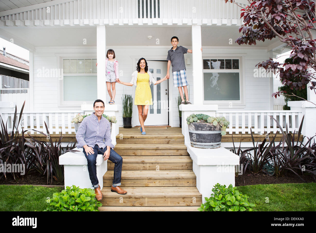 Familie lächelnd zusammen auf Veranda Stockfoto