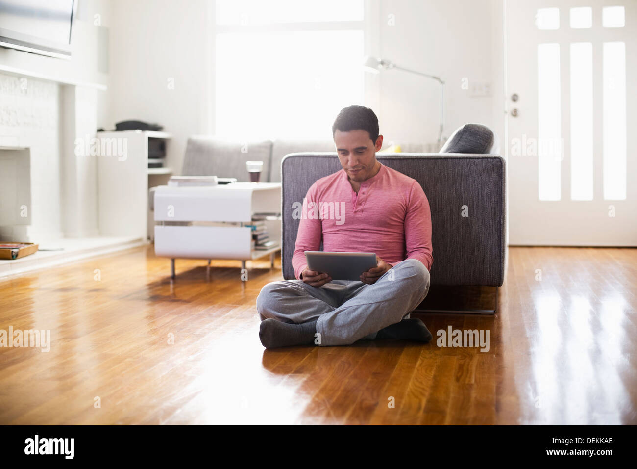 Gemischte Rassen Mann mit digital-Tablette im Wohnzimmer Stockfoto