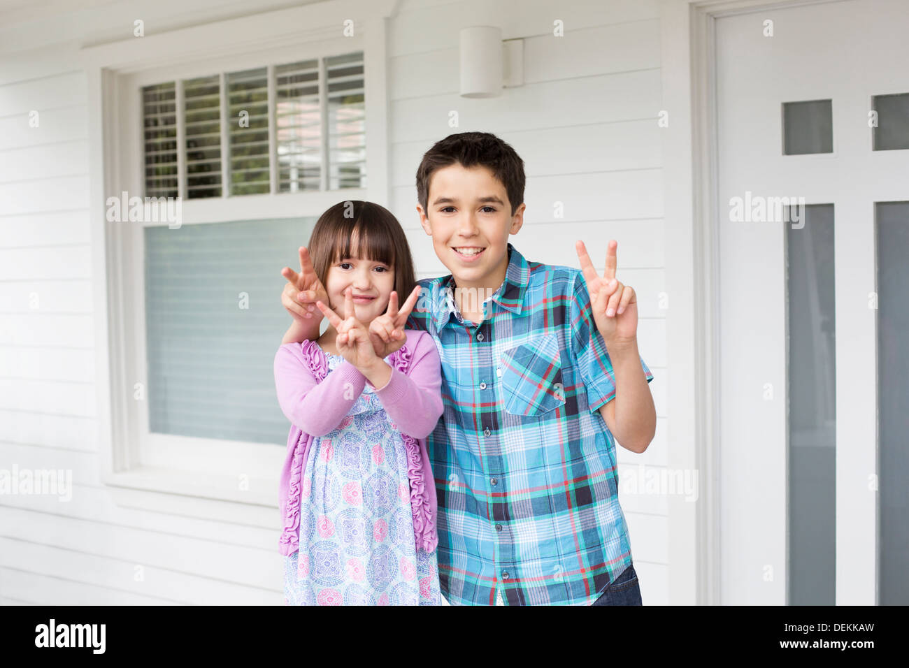 Kaukasische Kinder machen Peace-Zeichen Stockfoto