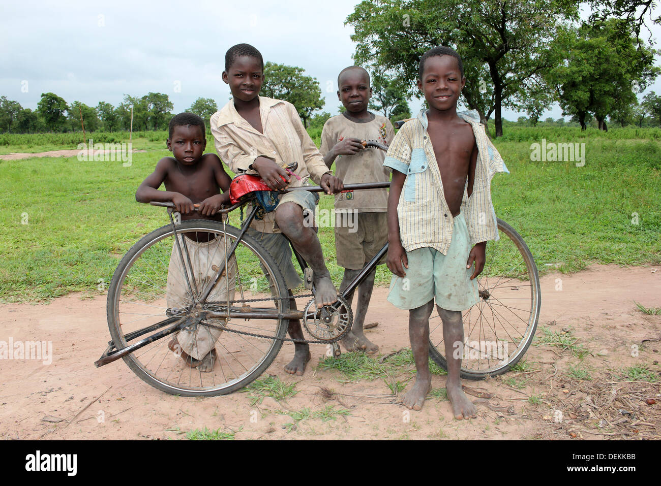 Ghanaische Boys der Gonja ethnische Gruppe mit dem Fahrrad Stockfoto