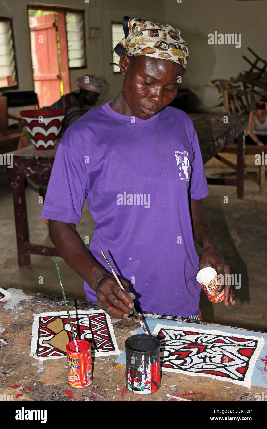 Künstler für SWOPA (Sirigu Frauenorganisation der Keramik und Kunst), Ghana Stockfoto