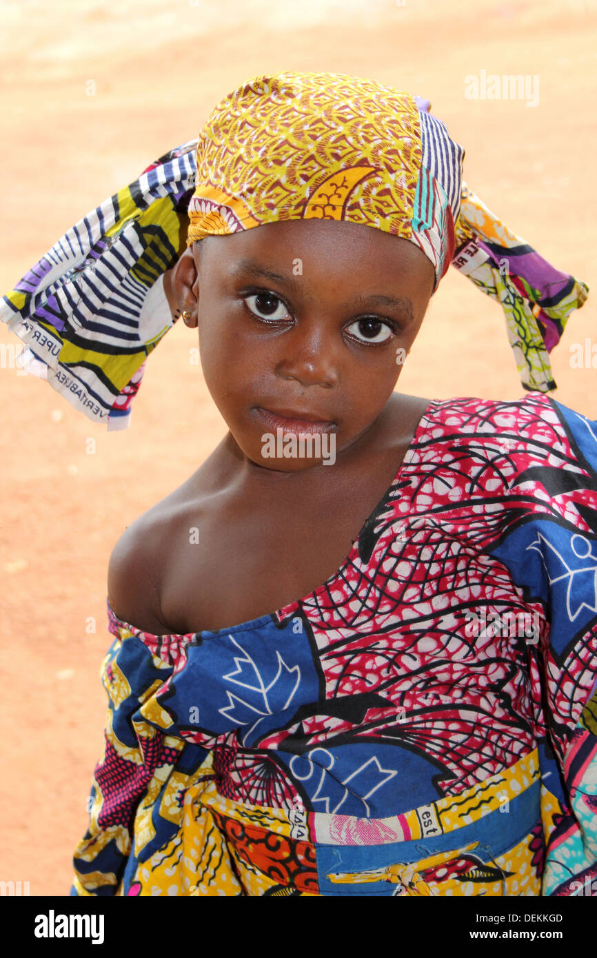 Fulani-Stamm-Mädchen In bunten Kleidung gekleidet Stockfoto