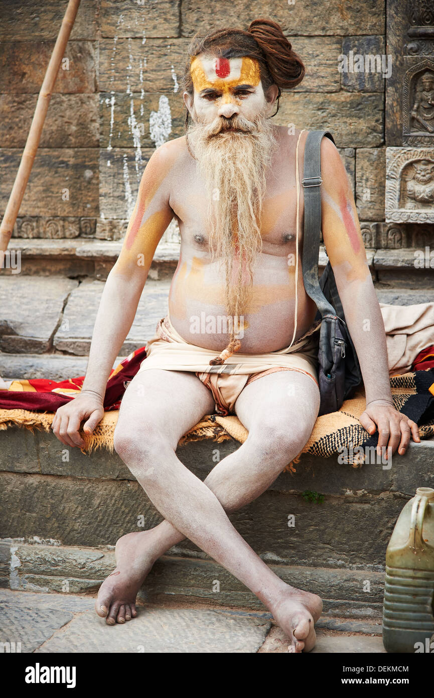 Ein Sadhu (asketischen religiösen Menschen, in der Regel ein Yogi) posiert für Fotos bei Pashupatinath Tempel in Kathmandu, Nepal Stockfoto