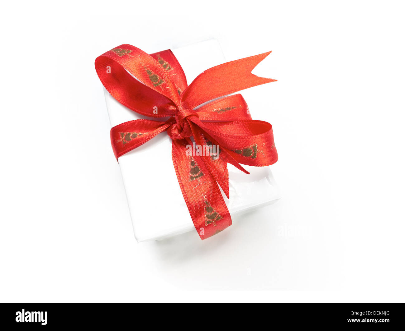 Bogen Sie eine verpackte Weihnachtsgeschenk mit einem farbenfrohen roten Band auf einem weißen Hintergrund. Stockfoto
