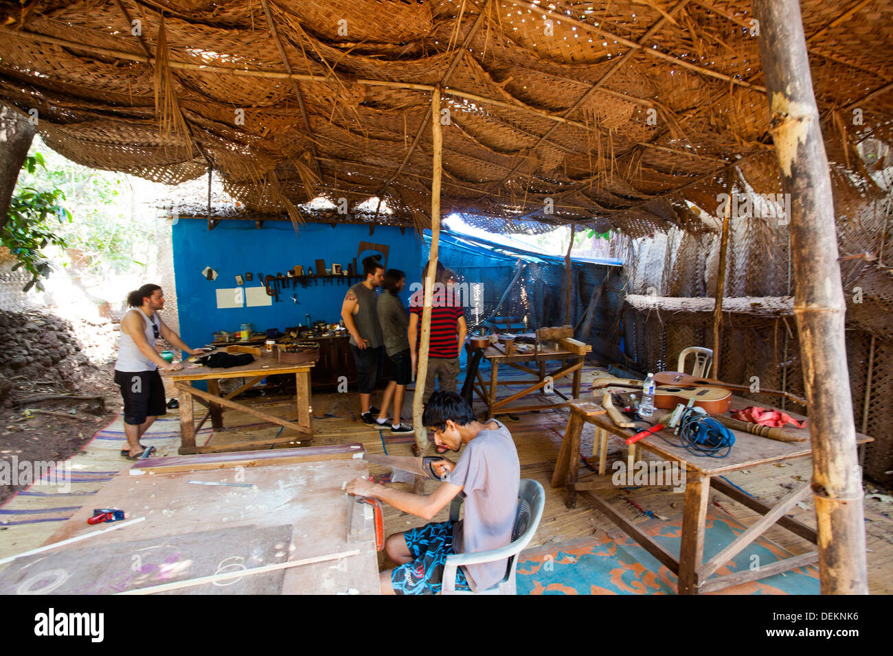 Handwerker arbeiten in Gitarre Workshop, Dschungel-Gitarren, Baga, Nord-Goa, Goa, Indien Stockfoto