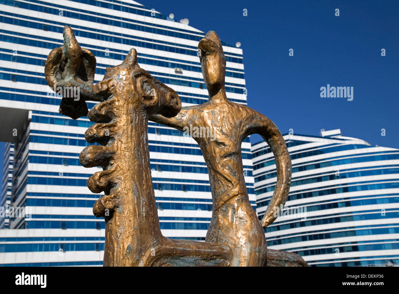 Skulptur und Astana modernen Gebäuden, Kasachstan Stockfoto