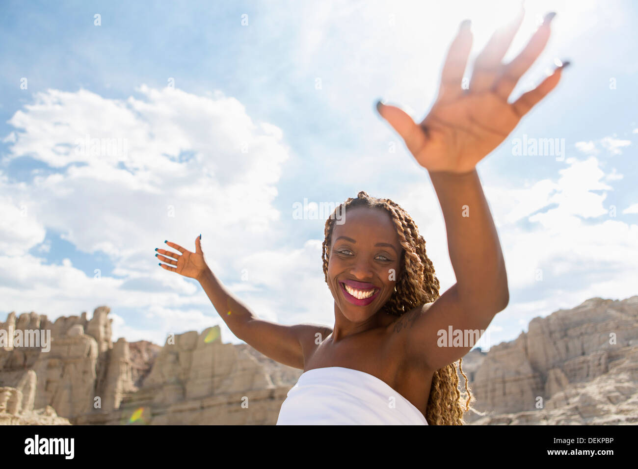 Afroamerikanische Frau im Felsformationen, Santa Fe, New Mexico, Vereinigte Staaten von Amerika Stockfoto