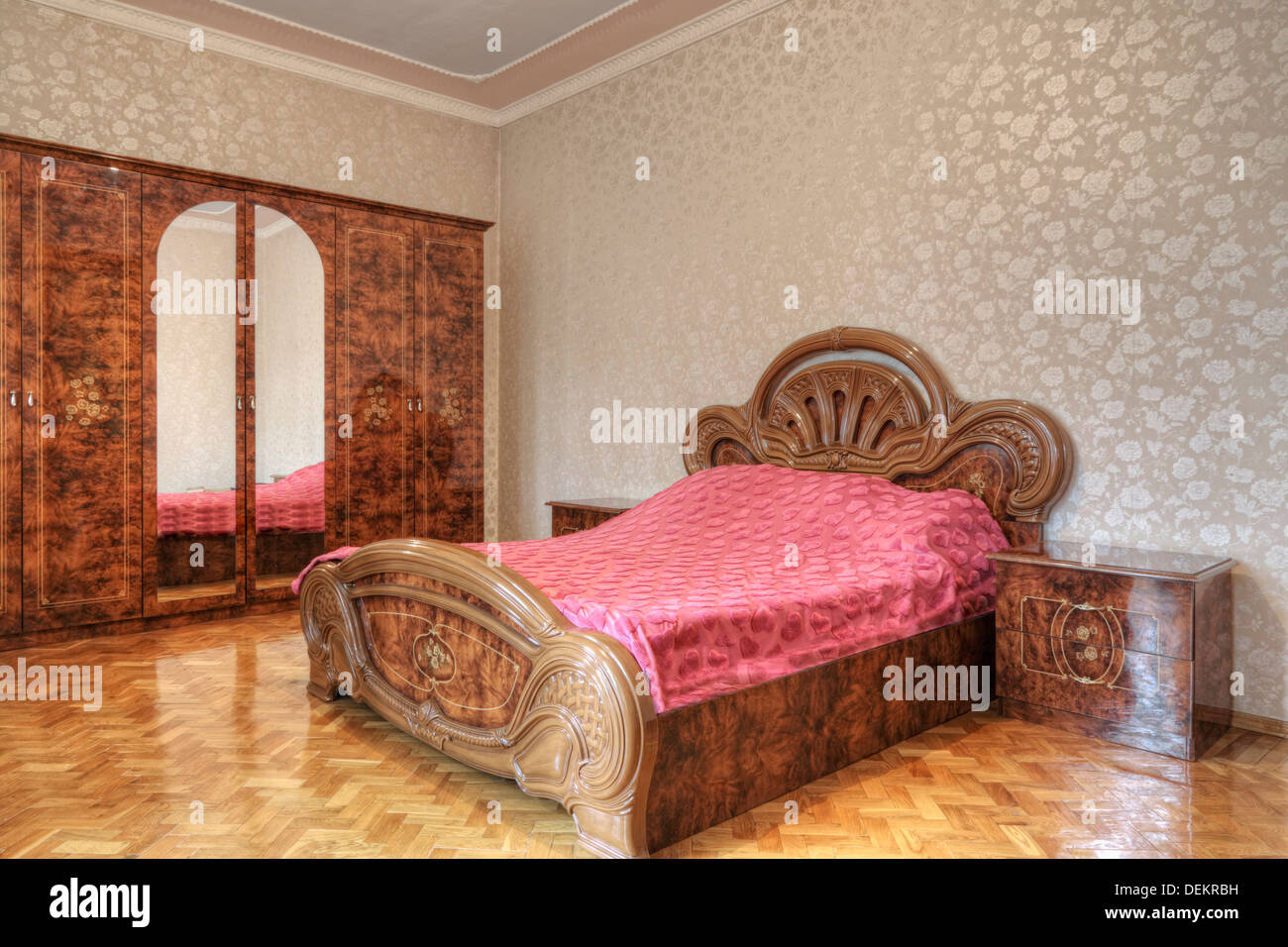 Geschnitzte hölzerne Möbel im Schlafzimmer Stockfoto