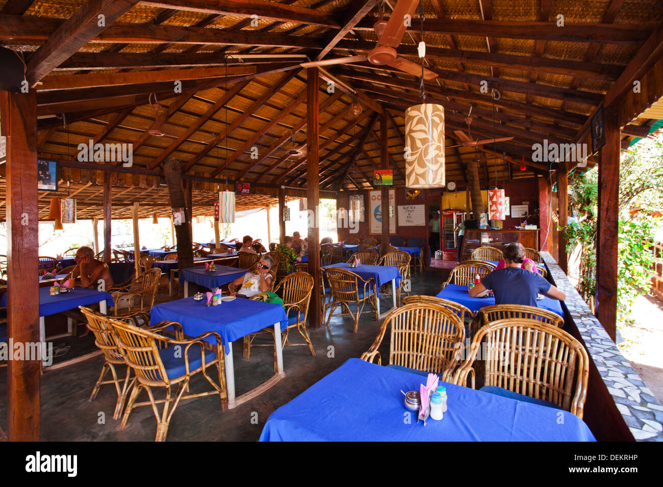 Touristen in einem Restaurant Oasis Restaurant, Anjuna, Nord-Goa, Goa, Indien Stockfoto