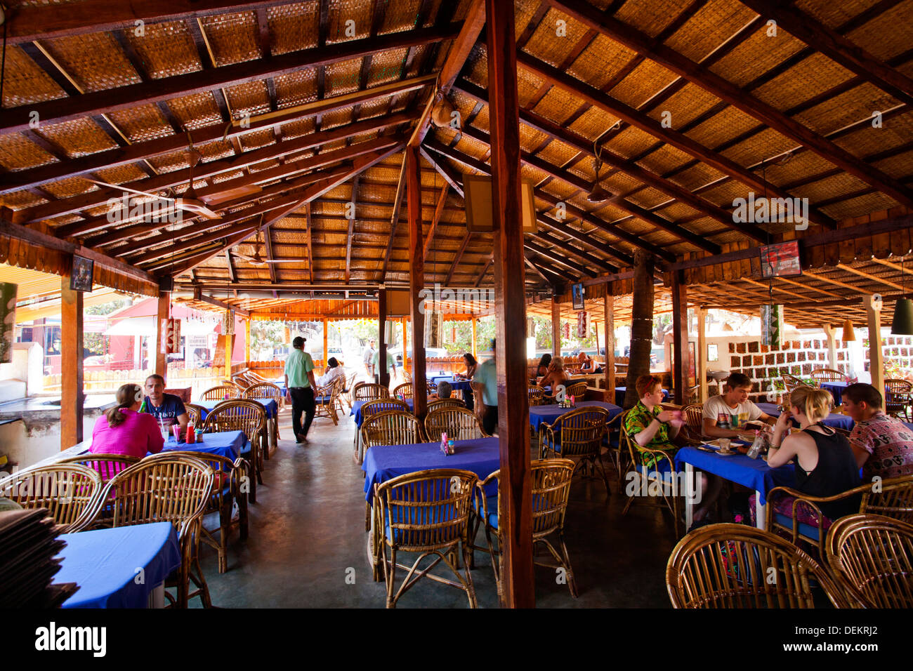 Touristen in einem Restaurant Oasis Restaurant, Anjuna, Nord-Goa, Goa, Indien Stockfoto