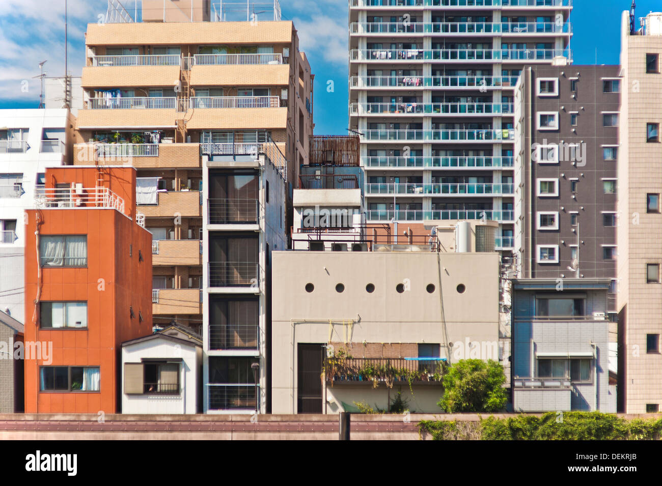 Wohnblocks auf Stadtstraße, Tokyo, Japan Stockfoto
