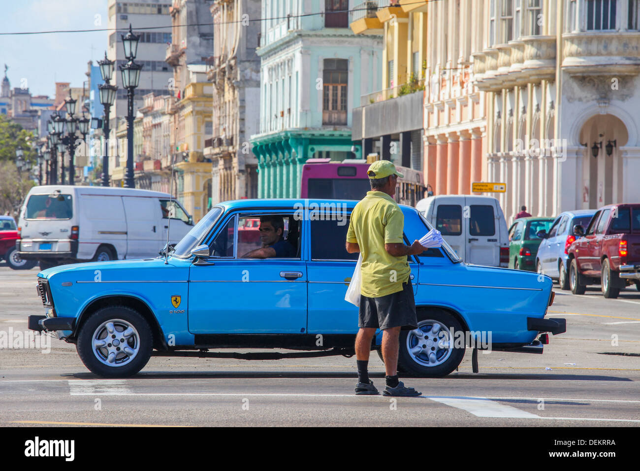 Mann, die Erdnüsse in Havanna zu verkaufen Stockfoto
