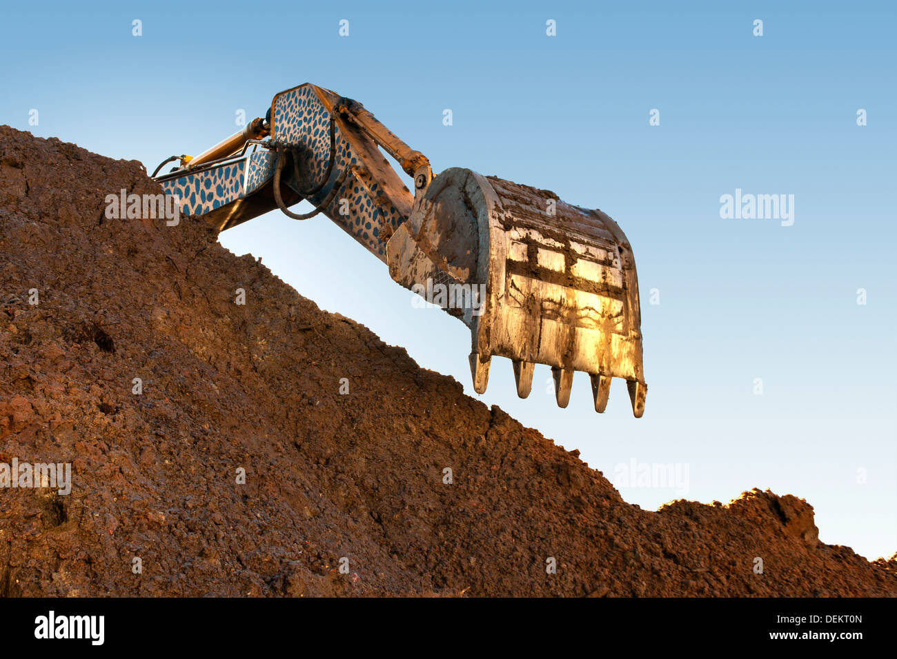 Earth Mover Schaufel über Haufen Dreck im Steinbruch Stockfoto
