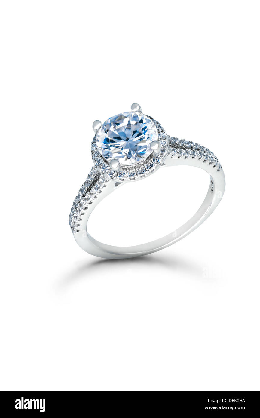 Silberne Hochzeit oder Verlobungsring mit Blue Diamonds isoliert auf weißem Hintergrund Stockfoto